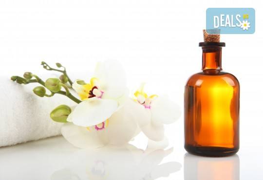 Релакс, аромати и екзотика! Класически, арома, релаксиращ или болкоуспокояващ масаж на цяло тяло с масла от макадамия, жасмин, кокос, ирис, шоколад или къпина в Massage and therapy Freerun! - Снимка 3