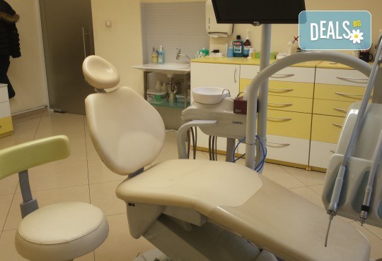 Почистване на зъбен камък, плюс полиране с Аir flow и преглед с интраорална камера от Дентална практика Д-р Магдалена Стоянова - Снимка 3