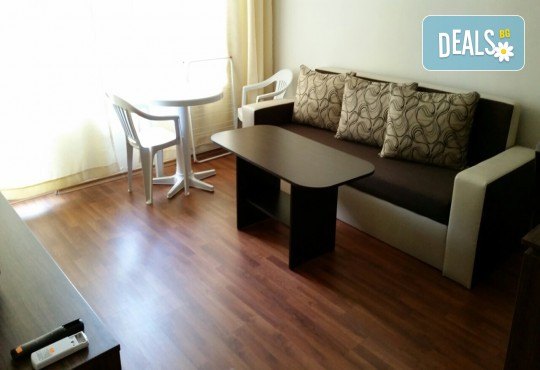 Почивка в разгара на лятото в хотел Спорт Палас 2*, ММЦ Приморско - 1 нощувка за до четирима със закуска, обяд и вечеря! - Снимка 5