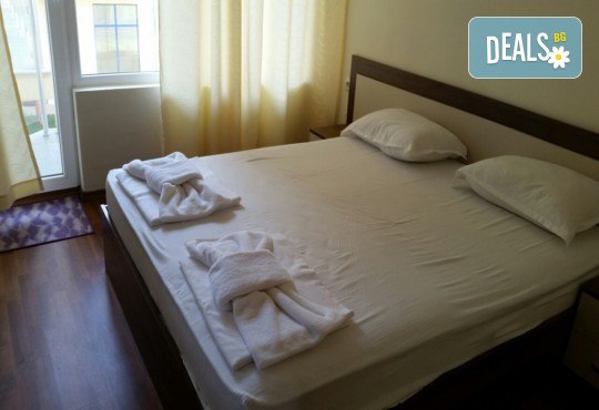 Почивка в разгара на лятото в хотел Спорт Палас 2*, ММЦ Приморско - 1 нощувка за до четирима със закуска, обяд и вечеря! - Снимка 3