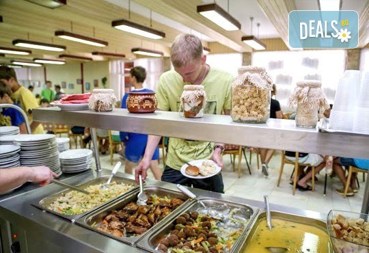 Почивка в разгара на лятото в хотел Спорт Палас 2*, ММЦ Приморско - 1 нощувка за до четирима със закуска, обяд и вечеря! - Снимка 7