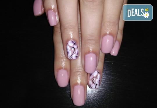 Mаникюр с гел лак SNB Professional или BlueSky + подарък 2 арт декорации, запечатани с UV топ лак от Superlativ Beauty House! - Снимка 3