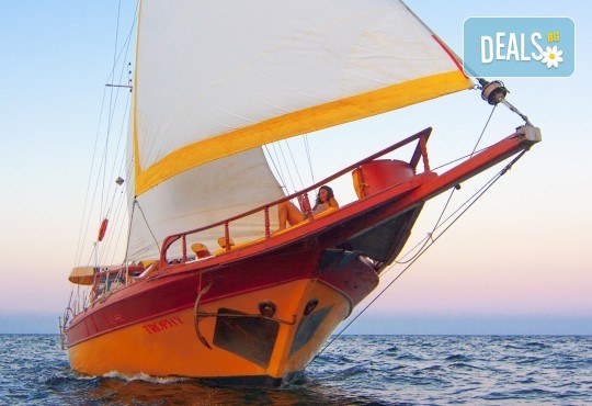 Яхта Трофи Ви очаква в Созопол! Два часа морска разходка по залез слънце в красивите заливи около Созопол на страхотна цена! - Снимка 3
