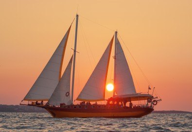 Яхта Трофи Ви очаква в Созопол! Два часа морска разходка по залез слънце в красивите заливи около Созопол на страхотна цена!