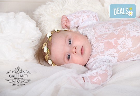 Професионална фотосесия за бебета в студио с 35 обработени кадъра с красиви декори и аксесоари от GALLIANO PHOTHOGRAPHY! - Снимка 11