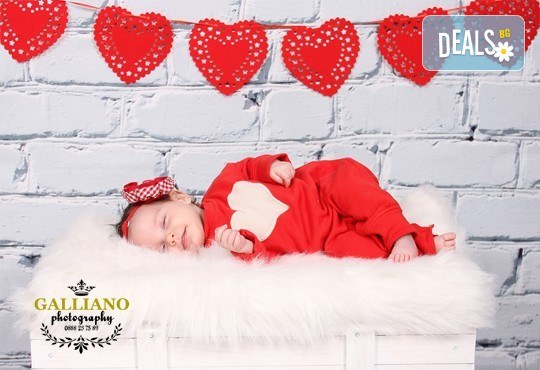 Професионална фотосесия за бебета в студио с 35 обработени кадъра с красиви декори и аксесоари от GALLIANO PHOTHOGRAPHY! - Снимка 5