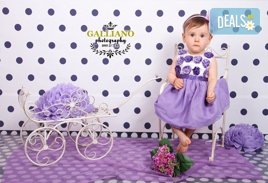 Професионална фотосесия за бебета в студио с 35 обработени кадъра с красиви декори и аксесоари от GALLIANO PHOTHOGRAPHY! - Снимка 19