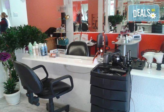 Боядисване с боя на клиента, масажно измиване, маска, подсушаване и подстригване по избор в салон за красота Soleil! - Снимка 4