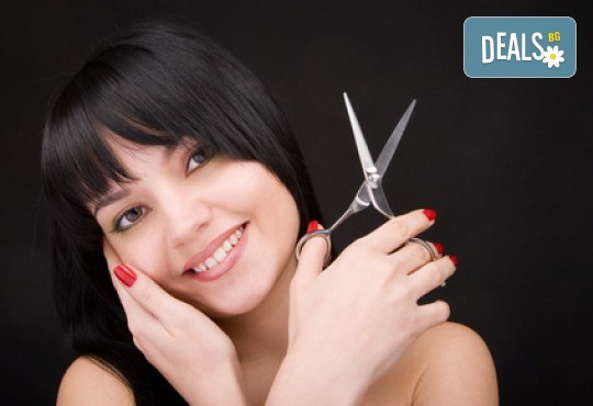 Професионална грижа за Вашата коса! Подстригване, масажно измиване, подхранваща маска и подсушаване в салон Виктория - Снимка 2