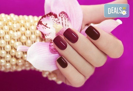 Горещи цветове върху ноктите! Класически маникюр с лак на OPI или SNB в салон за красота Виктория - Снимка 3