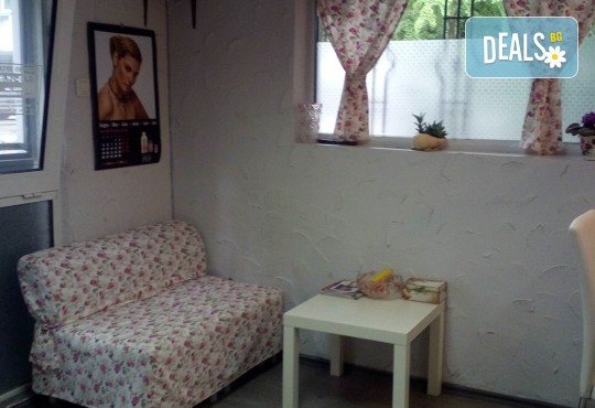 Терапия за коса с хиалурон за фини, късащи се коси, подстригване, масажно измиване, филър с хиалурон и прическа в студио за красота LD - Снимка 4