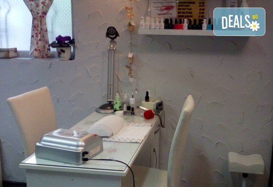 Терапия за коса с хиалурон за фини, късащи се коси, подстригване, масажно измиване, филър с хиалурон и прическа в студио за красота LD - Снимка 6