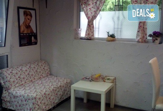 Терапия за коса с макадамия, подстригване, масажно измиване, маска с макадамия и оформяне на ежедневна прическа в студио LD - Снимка 4