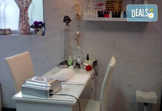 Терапия за коса с макадамия, подстригване, масажно измиване, маска с макадамия и оформяне на ежедневна прическа в студио LD - Снимка 6