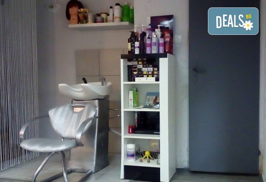 Терапия за коса с макадамия, подстригване, масажно измиване, маска с макадамия и оформяне на ежедневна прическа в студио LD - Снимка 7