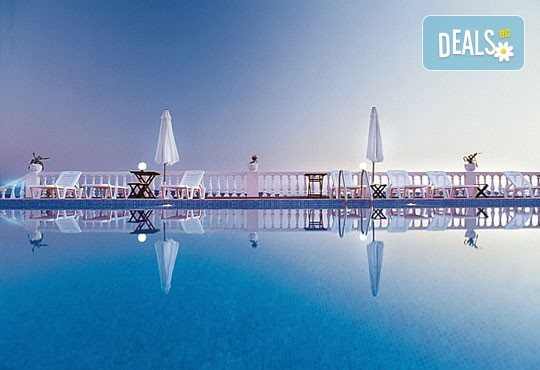Септемврийски празници в Уранополис, Халкидики! 3 нощувки със закуски и вечери в Akti Ouranoupoli Beach Resort 4* и транспорт - Снимка 3