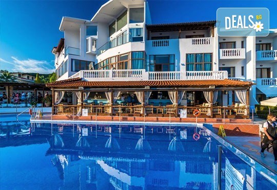 Септемврийски празници в Уранополис, Халкидики! 3 нощувки със закуски и вечери в Akti Ouranoupoli Beach Resort 4* и транспорт - Снимка 1