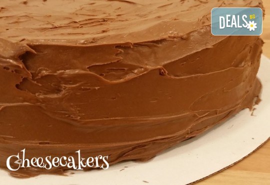 Двоен брауни чийзкейк с шоколад - цели 3 килограма, 16 парчета - най-голямото сладко изкушение на сладкарница Cheesecakers! - Снимка 2
