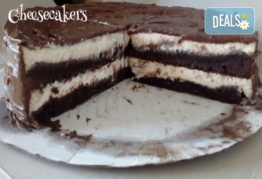 Двоен брауни чийзкейк с шоколад - цели 3 килограма, 16 парчета - най-голямото сладко изкушение на сладкарница Cheesecakers! - Снимка 4