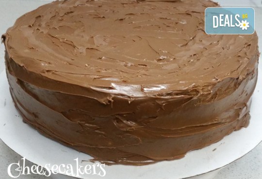 Двоен брауни чийзкейк с шоколад - цели 3 килограма, 16 парчета - най-голямото сладко изкушение на сладкарница Cheesecakers! - Снимка 3
