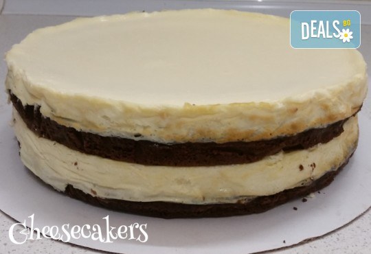 Двоен брауни чийзкейк с шоколад - цели 3 килограма, 16 парчета - най-голямото сладко изкушение на сладкарница Cheesecakers! - Снимка 5
