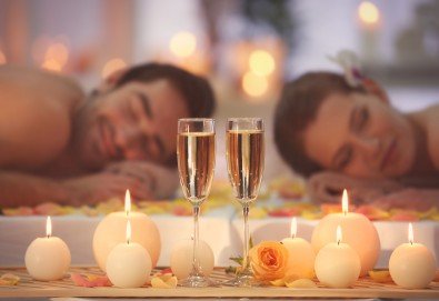 Лукс и романтика! Романтичен масаж за двама със златни частици и комплимент бяло вино в SPA център Senses Massage & Recreation!