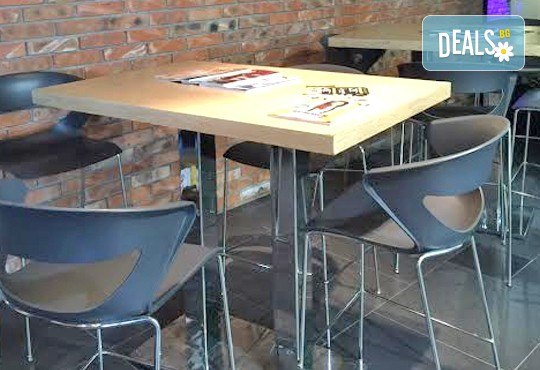 За перфектно поддържани крака! Класически педикюр при маникюрист Боби Янчулева в салон Flowers 2 в кв. Хаджи Димитър! - Снимка 8