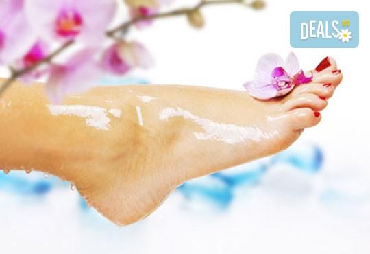 За перфектно поддържани крака! Класически педикюр при маникюрист Боби Янчулева в салон Flowers 2 в кв. Хаджи Димитър! - Снимка 3