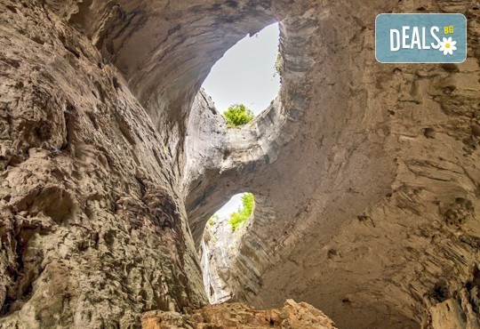 Посетете за 1 ден пещерата Проходна, парк Панега и Правешки манастир - транспорт и екскурзоводско обслужване - Снимка 2