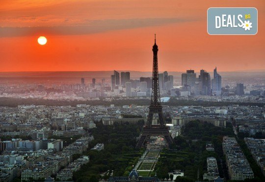 Романтичен октомври в Париж, Франция! 3 нощувки със закуски, самолетен билет и летищни такси от Абела Тур - Снимка 3