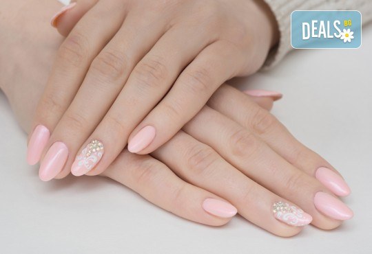 Ярки цветове! Дълготраен маникюр или педикюр с гел лак SNB и 2 авторски декорации в Ивелина Студио! - Снимка 2