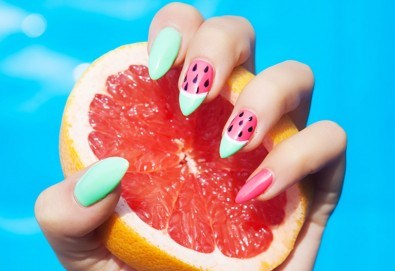 Нанасяне на UV гел върху естествен нокът, маникюр с гел лак и две декорации в салон Reni nails