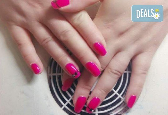 Нанасяне на UV гел върху естествен нокът, маникюр с гел лак и две декорации в салон Reni nails - Снимка 10