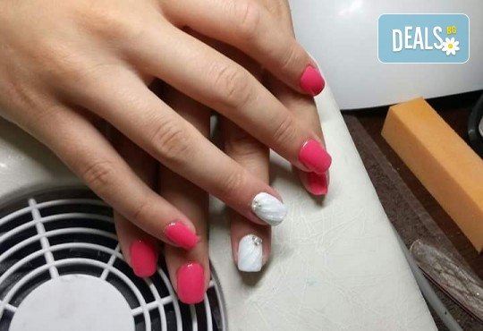 Нанасяне на UV гел върху естествен нокът, маникюр с гел лак и две декорации в салон Reni nails - Снимка 11