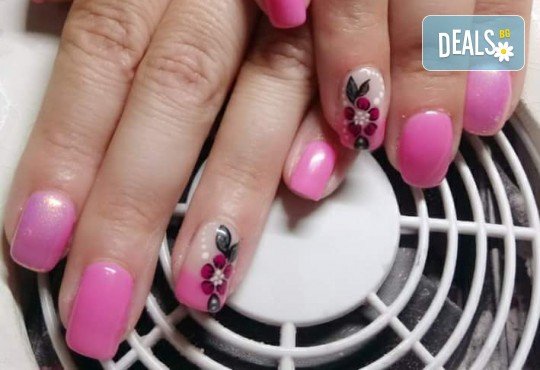 Нанасяне на UV гел върху естествен нокът, маникюр с гел лак и две декорации в салон Reni nails - Снимка 12