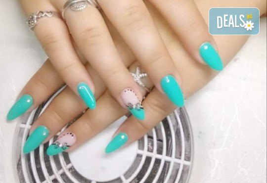 Нанасяне на UV гел върху естествен нокът, маникюр с гел лак и две декорации в салон Reni nails - Снимка 13