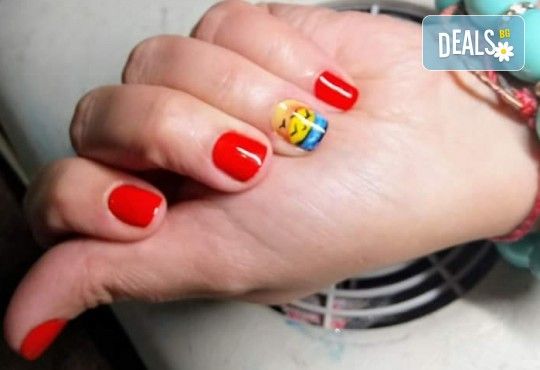 Нанасяне на UV гел върху естествен нокът, маникюр с гел лак и две декорации в салон Reni nails - Снимка 14