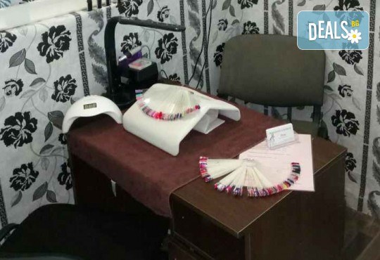 Нанасяне на UV гел върху естествен нокът, маникюр с гел лак и две декорации в салон Reni nails - Снимка 4