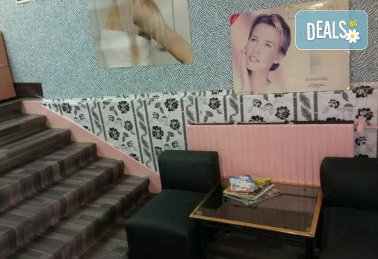 Нанасяне на UV гел върху естествен нокът, маникюр с гел лак и две декорации в салон Reni nails - Снимка 5