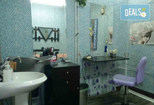 Нанасяне на UV гел върху естествен нокът, маникюр с гел лак и две декорации в салон Reni nails - Снимка 6