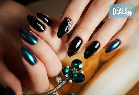 Нанасяне на UV гел върху естествен нокът, маникюр с гел лак и две декорации в салон Reni nails - Снимка 2