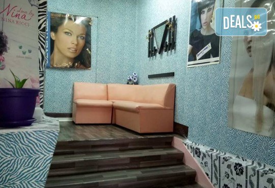 Нанасяне на UV гел върху естествен нокът, маникюр с гел лак и две декорации в салон Reni nails - Снимка 3