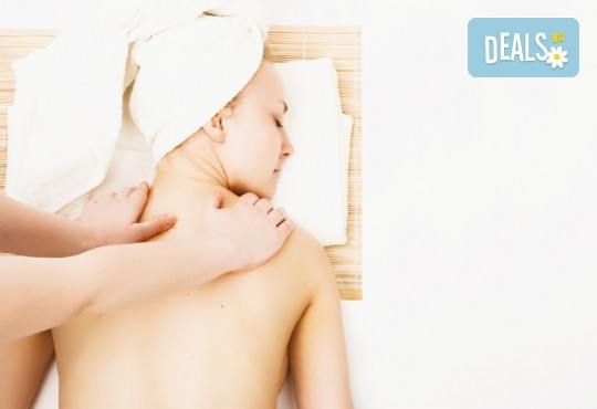 Релаксиращ или тонизиращ масаж на цяло тяло с масла от лавандула и ментол + хидромасажна вана за стъпала с лавандулови соли в Senses Massage & Recreation! - Снимка 2