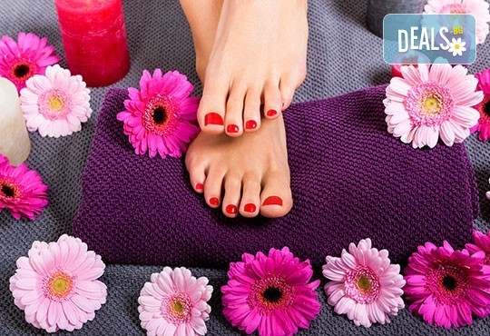 Покажете перфектните си крака с козметичен педикюр с гел лак на SNB и две декорации в салон Bellissima Donna - Снимка 2