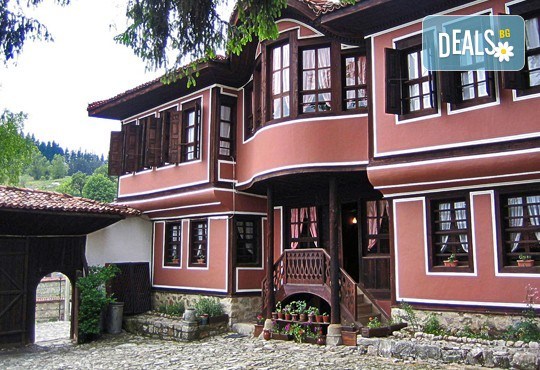 Гайдарско надсвирване в Копривщица - гайди, нестинари и автентичен фолклор! 1 нощувка в къща за гости, транспорт, водач и застраховка - Снимка 1