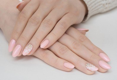 Дълготраен маникюр с гел лак Bluesky или Elora с включени две декорации по Ваш избор, направени с печат, рисунки или ваденки в салон Мотив