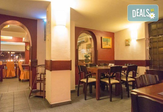 Обяд или вечеря в Ресторанти Златна круша! Две големи тънки пици или три малки тънки пици - Снимка 8