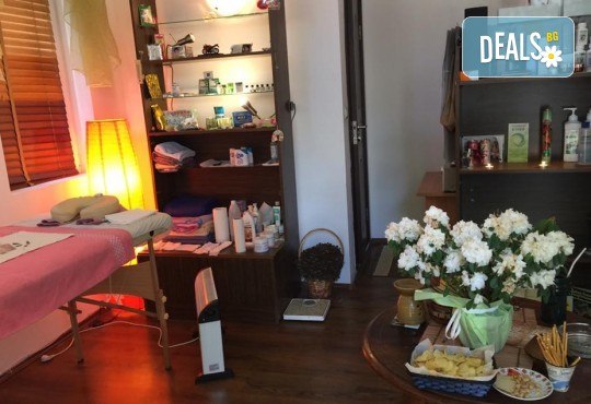 Почистване на лице и ръце на ензимно ниво, ароматерапия и масаж на цяло тяло с лечебно олио в масажно студио Дилянали - Снимка 6