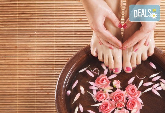 В цветовете на OPI! Арома педикюр с ароматни соли, пилинг, масаж на ходилата и декорации в Салон за красота Miss Beauty! - Снимка 1