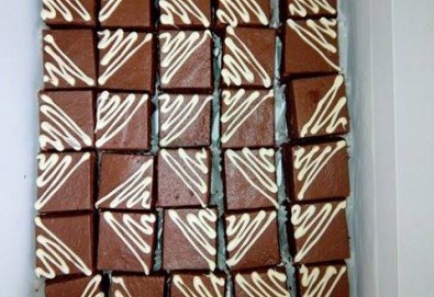 Сладки моменти! 30 броя шоколадови мини тортички (петифури) с крем, какаови блатове и декорация от Muffin House!